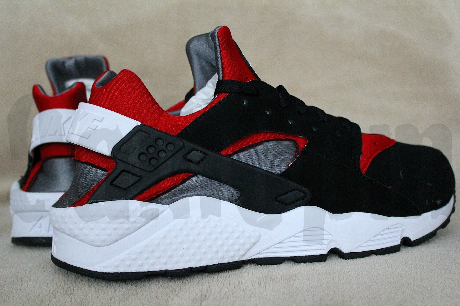 2012 NIKE AIR HUARACHE BLACK/SPORT RED-COOL GREY