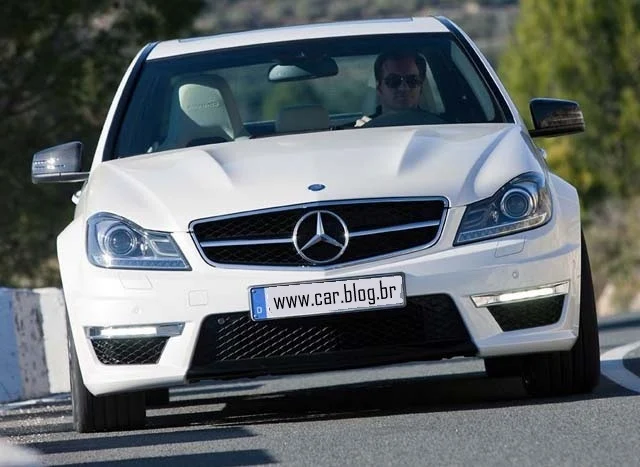 Novo Mercedes-Benz C63 AMG 2011 - frente cinza