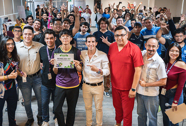 Rommel Pacheco con jóvenes ciberatletas organizado por la Universidad Vizcaya de las Américas.