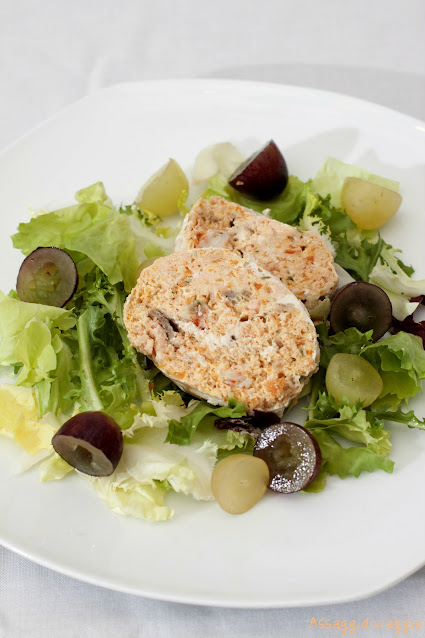 Terrina di Salmone e gamberi su misticanza e uva