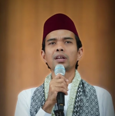 Ancaman Nabi Muhammad pada Istri yang Minta Cerai karena Hal Sepele Ancaman Nabi Muhammad pada Istri yang Minta Cerai karena Hal Sepele. Berakhirnya sebuah hubungan percintaan memang bisa meninggalkan luka yang dalam. Demi menghindarkan diri dari rasa sedih akibat putus cinta, beberapa orang mungkin memilih untuk menjalin hubungan asmara dengan orang baru. Hubungan ini biasanya disebut dengan rebound relationship.  Rebound relationship adalah sebuah hubungan yang terjalin ketika kamu baru saja putus atau belum move on sepenuhnya dari pasangan di masa lalu. Hubungan seperti ini berisiko menjadi bentuk pelampiasan saja dan cepat berakhir. Hal ini karena rebound relationship cenderung tidak atas dasar cinta.. Bahtera rumah tangga tidak selamanya berjalan dengan tenang, hening, dan nyaman. Ombak pertengkarangan antara pasangan suami istri pasti selalu ada di dalamnya. Di antara mereka ada yang dapat melewati terjangan ombak tersebut dengan baik dan mulus. Namun tidak sedikit pula jalinan rumah tangga yang tenggelam dalam derasnya ombak. Artinya, perjalanan rumah tangganya hancur di tengah jalan. Entah suami atau istri yang minta cerai.  Siapa pun pasangan suami istri pastinya tidak menghendaki perceraian. Selain dibenci Allah, perceraian juga tidak jarang memutus silaturahim ikatan dua keluarga yang tadinya terjalin dengan baik ketika pasangan suami istri masih menjalani rumah tangganya. Namun cerai juga bisa menjadi solusi ketika suami, misalnya, merusak cinta suci yang diikat dengan tali pernikahan dengan cara selingkuh, berbuat kekerasan, berjudi dan mabuk-mabukan.  Sebaliknya, jika perceraian terjadi hanya karena permasalahan yang tidak begitu besar di mata masyarakat umum, maka bisa jadi yang terlebih dulu meminta cerailah yang dibenci Allah, baik suami maupun istri.  Perlu diketahui bahwa dalam mazhab Syafi’I yang dianut mayoritas umat Islam di Indonesia, perkataan “Saya cerai kamu” yang diucapkan suami itu sudah termasuk cerai dalam hukum Islam, walaupun belum masuk di persidangan perceraian di kejaksaan. Artinya, ketika sudah mengatakan demikian, secara fikih, suami itu sudah tidak boleh melakukan hubungan suami istri, kecuali sudah rujuk terlebih dulu. Karenanya, untuk hati-hati, para suami jangan sembarangan mengucapkan kata cerai kepada istrinya.  Begitupun istri, jangan mudah meminta cerai kepada suami karena masalah sepele dalam rumah tangga. Dalam hal ini Rasulullah Saw. pernah bersabda, “Seorang istri yang mudah meminta cerai suaminya hanya karena permasalahan sepele, maka dia tidak akan mencium baunya surga” (HR Abu Daud, Tirmidzi, dan Ibnu Majah). Artinya, istri yang dengan mudah meminta cerai pada suaminya dikhawatirkan tidak akan masuk surga bersama suaminya yang saleh.  Karenanya, ulama mengklasifikasi permasalahan apa saja yang memperbolehkan istri menggugat atau meminta cerai pada suaminya. Pertama, suami sering melakukan kekerasan fisik dan seksual terhadap istri, sehingga membuatnya cacat. Kedua, suami sering meninggalkan salat, berjudi, mabuk, main perempuan. Ketiga, suami tidak memenuhi kebutuhan sandang dan pangan anak dan istri selayaknya, padahal ia mampu. Keempat, suami enggan memenuhi kebutuhan biologis istri padahal ia mampu.  Karenanya, alangkah baiknya bila suami atau istri tidak mudah mengucapkan kata cerai. Apalagi jika masih dapat dikomunikasikan dengan baik di antara keduanya. Bila perlu, keduanya mendatangkan orang lain untuk mendamaikan perseteruan rumah tangganya.   Referensi : Ancaman Nabi Muhammad pada Istri yang Minta Cerai karena Hal Sepele. Ancaman Nabi Muhammad pada Istri yang Minta Cerai karena Hal Sepele