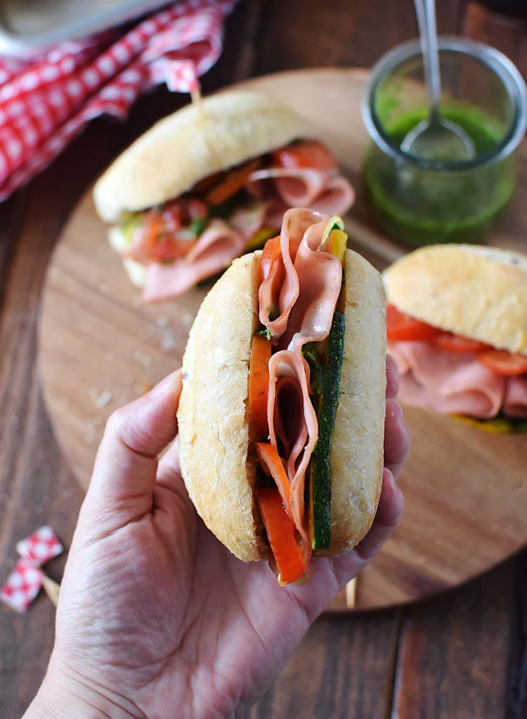 Bocata o bocadillo con mortadela, tomate y calabacin