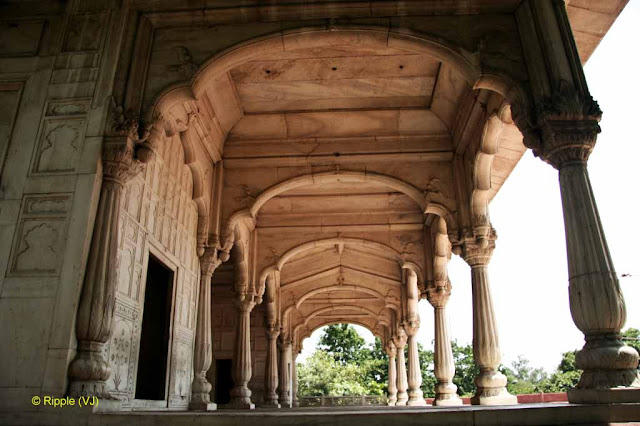 RED FORT: Red Fort Resturant on one side of Bakhsh Garden