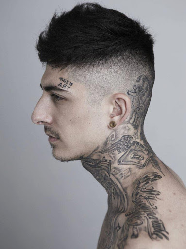 Asas e cotacoes de tatuagens ideias para os homens no Pescoco