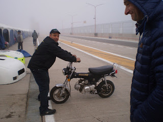 Bruno, quería dar una vuelta con la moto, pero no le permitieron por la niebla