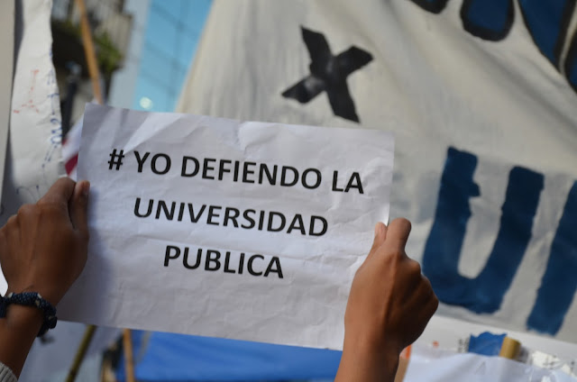 Cartel: "Yo defiendo la universidad pública."