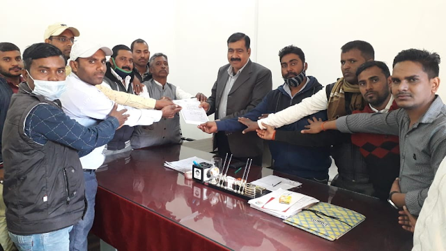 स्वयंसेवक के प्रतिनिधि मंडल भाजपा प्रदेश कार्यकारणी सदस्य को सौपा दो सूत्री मांग पत्र 27 जनवरी तक मांग पूरी नही हुई तो 28 जनवरी को पूरे परिवार के साथ रांची में अनिश्चितकालीन धरना देंगे