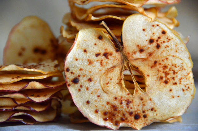 OVEN-BAKED APPLE CHIPS