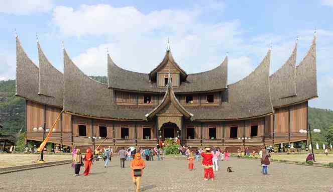 Menengok Kemegahan Istana Pagaruyung di Padang