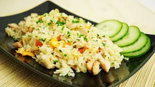 Ilustrasi Khao Pad, nasi goreng khas Thailand dengan butiran nasi berwarna keemasan, dicampur dengan potongan sayuran segar, telur, dan protein seperti udang atau ayam. Disajikan di atas piring dengan irisan mentimun, potongan jeruk nipis, dan taburan daun ketumbar, mencerminkan cita rasa gurih dan aromatik khas masakan Thailand.