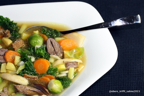 Winterliche Gemüsesuppe mit Brühe von der Gans