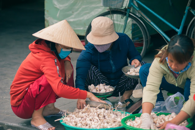 Chợ quê sinh hoạt giữa lòng phố cổ nhộn nhịp