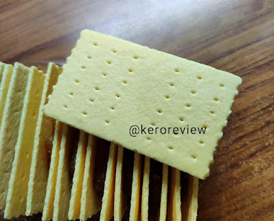 รีวิว เอสพี สถาพรขนมปัง ขนมปังชีสเชคไส้สับปะรด (CR) Review Pineapple Cracker, SP Sataporn Kanompang Brand.