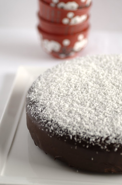 Torta al cioccolato, glassata con cioccocaffè, spolverata con cocco