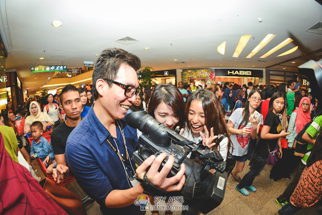 Two eager fans who shouted happily when they saw CNBLUE in the video *Official video from our team coming up soon!!*