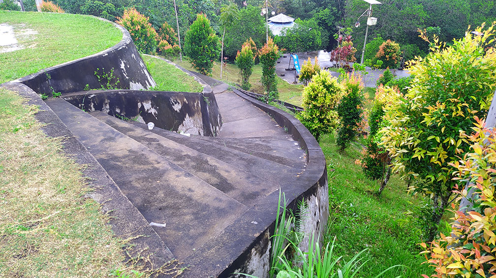 Patung Tanaman Kantong Semar di Taman Sabang Merah Tangga menuju ke bawah Taman Sabang Merah