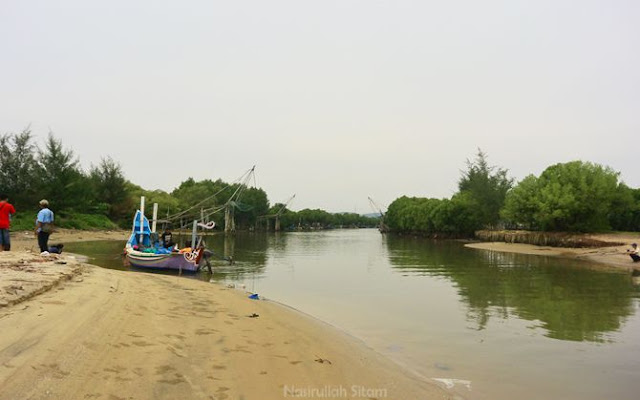 Bersandar di pantai Dasun