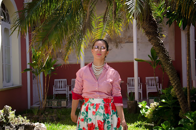 Southern belle: saia floral, camisa vermelha e pérolas 