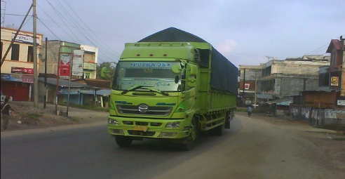 Truk muat pasir - hino