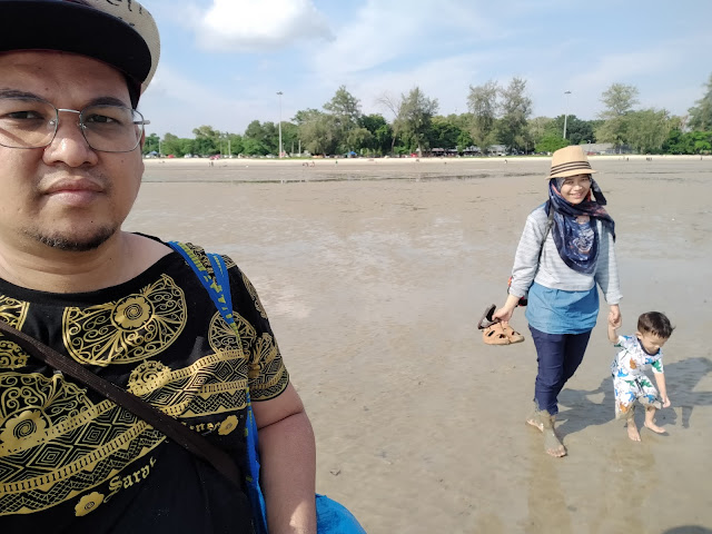 selfie tengah laut pantai morib surut berlumpur