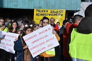 Protesta de las familias de estudiantes del instituto Trueba