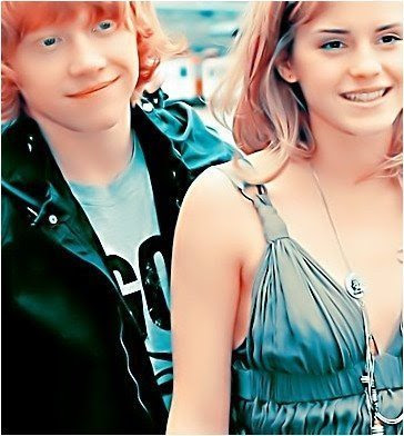 Os atores Rupert Grint e Emma Watson que interpretam Rony Weasley e 