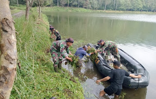  Satgas Citarum Sektor 1 Sub Cisanti Bersihkan Rumput diKawasan Situ Cisanti 