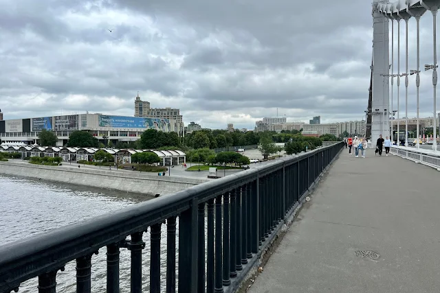 Крымский мост, Москва-река