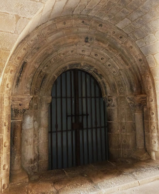 ROMÁNICO EN ARAGÓN. IGLESIA DE SAN ESTEBAN. Portada acceso cripta