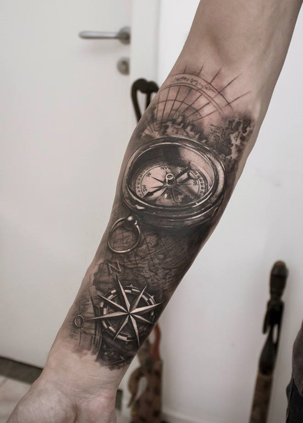 Um bem detalhado e bonito procura de manga tatuagem. Os detalhes sobre a bússola são simplesmente deslumbrante, bem como o mapa foi desenhado e as coordenadas da viagem. Isso faz você querer ir em uma aventura e para o mar.