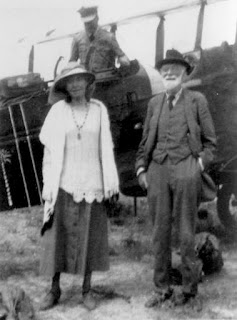 Gertrude y su padre, el empresario Hugh Bell