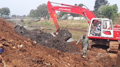 Satgas Sektor 21 Alihkan Alat Berat Dari Cidurian, Keruk Sedimentasi Sungai Cipamokolan