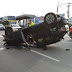 Carro fica destruído após capotar na avenida Torquato Tapajós 