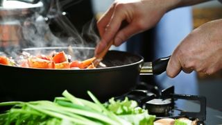 3 Kebiasaan Memasak yang Gagalkan Diet Anda