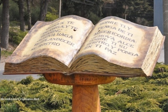 Monumento a la Biblia en plazuela de Bariloche