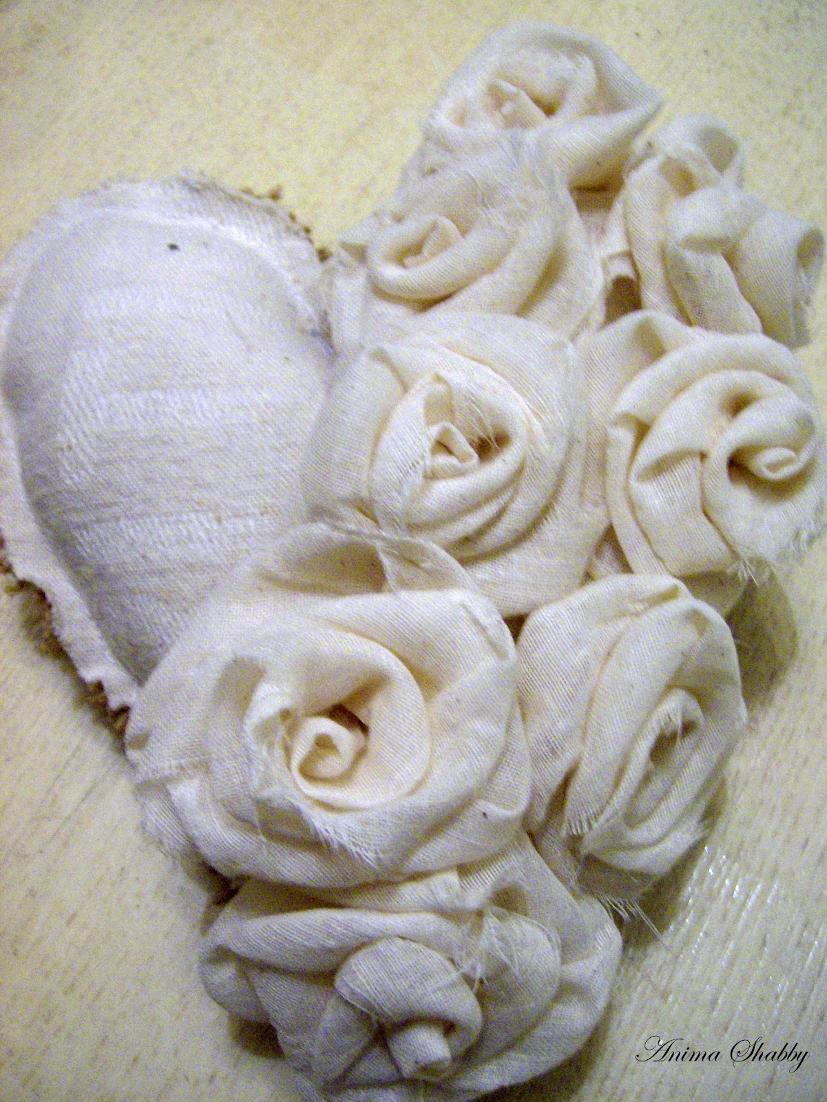 Cuscino a forma di cuore con rose fatte a mano