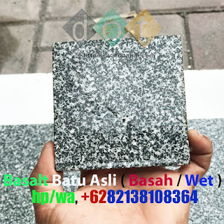 Pemotongan Granit Tile Basalto Batik. Granit Batik Potongan Mesin Batu alam Granit Tile Basalto Batik Grey, Batu Alam sebagai hiasan dekorasi & Konstruksi ide desain pembangunan.  Bahan material finishing pembangunan agar terlihat lebih cantik. banyak sekali jenis batuan alam dari corak teksture dan juga tingkat kekerasan.  Batu Alam Granit Basalto ini memiliki teksture pori-pori yang sangat kecil, dan jika di asah akan lebih halus.  Dapat di gunakan sebagai hiasan dekorasi penghias / menutup tempel dinding dan juga sebagai pijakan pengganti keramik lantai pada luar ruangan seperti carport atau halaman.  Memiliki corak yang unik dengan warna dasar putih bersih yang hampir tak terlihat karna terdapat bercak hijau gelap kehitaman yang sangat banyak.  Bahan Material batuan alami asli yang di ambil dari alam sekitar sebagai dekorasi penghias bangunan masa kini.  Batu Alam Jogja-Magelang Produsen batu alam jogja-magelang, menerima pesanan batu alam berbagai jenis model finishing & ukuran menyesuaikan kebutuhan anda.  Salah satu pengrajin batu alam di perbatasan jogja-magelag jateng indonesia. Melayani pengiriman keseluruh indonesia dan juga mancanegara.  Batu Alam saat ini termasuk salah satu bahan pokok material pada finishing pembangunan, dengan perkembangan jaman yang mengajak untuk memakai bahan alam yang aman untuk sebuah hunian dan juga seni artistik yang unik, banyak ragam motif dan juga corak batu alam.  Setiap daerah memiliki ciri khas dan keunikan batu tersendiri. Banyak sekali penamaan batu yang berbeda dengan lokasi pengambilan yang biasa sebagai acuan.  Salah satu batuan alami yang unik di atas adalah batu granit alam yang bertektur keras dan padat yang memiliki warna yang unik tampil beda dari batuan alam lainnya.  Dinding & Lantai Batu Alam Bahan Material finishing pembangunan, dapat di aplikasikan sebagai penutup dinding tembok agar terlihat lebih cantik dan juga kokoh.  Konstruksi lantai pada luar halaman lintasan kendaraan, untuk halaman di sarankan untuk membuat batu alam lebih tebal dengan minimal ketebalan 3 tiga centimeter cm atau 5 lima.  Finishing permukaan batu alam bisamenggunakan polos potongan mesin, alami batu potongan, di asah halus, palu semak kasar datar.