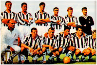 JUVENTUS F. C. - Turín, Italia - Temporada 1963-64 - Castano, Da Costa, Salvadore, Gori, Sarti y Anzolin; Paulo Amaral (entrenador), Dell'Omodarme, Luis Del Sol, Nené, Sivori y Menichelli - La Juventus se clasificó 5º en la Serie A italiana. El brasileño Paulo Amaral sólo duró 4 jornadas como entrenador, siendo sustituído por Eraldo Monzeglio, que a su vez fue relevado en la jornada 27 por Ercole Rabitti