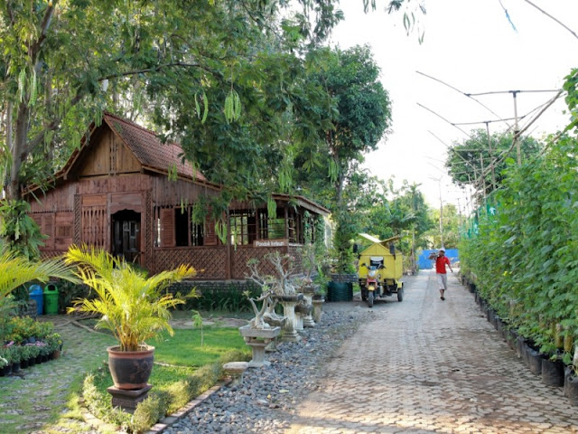 Rumah adat Using di E-park Banyuwangi.