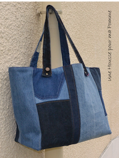 Sac XXL porté épaules ou poignet, semi rigide, entièrement en matériaux recyclés ce sac est fait de jeans de différentes couleurs montés façon patchwork, tissu coton camouflage militaire sur un coté du sac, anses en jeans serties par mes soins, intérieur en coton tissu à motifs géométriques, poche intérieure en jeans, les deux cotés extérieurs sont asymétriques.   Dimension 43x35x23 cm.  