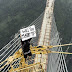 Wong Edan! Pria Malaysia Melamar Pacar Bulenya Dari Atas Jembatan Tertinggi di China