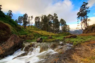 Menikmati keindahan sebelah Danau Segara Anak yaitu Air Terjun Tiu Kelep Taman Nasional Gunung Rinjani