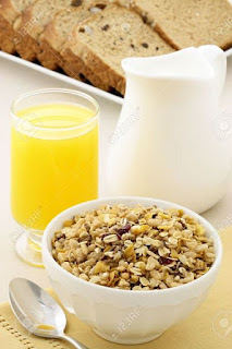 <img src="dieta-de-las-1200-calorias.jpg" alt="el cereal con leche descremada, jugo natural y pan integral es un desayuno perfecto para una dieta para perder peso"/>