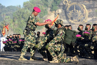 Sebanyak 273 prajurit remaja Korps Marinir TNI AL mengikuti prosesi pembaretan di Pantai Baruna, Jawa Timur, Sabtu. HO Dinas Penerangan Korps Marinir TNI AL