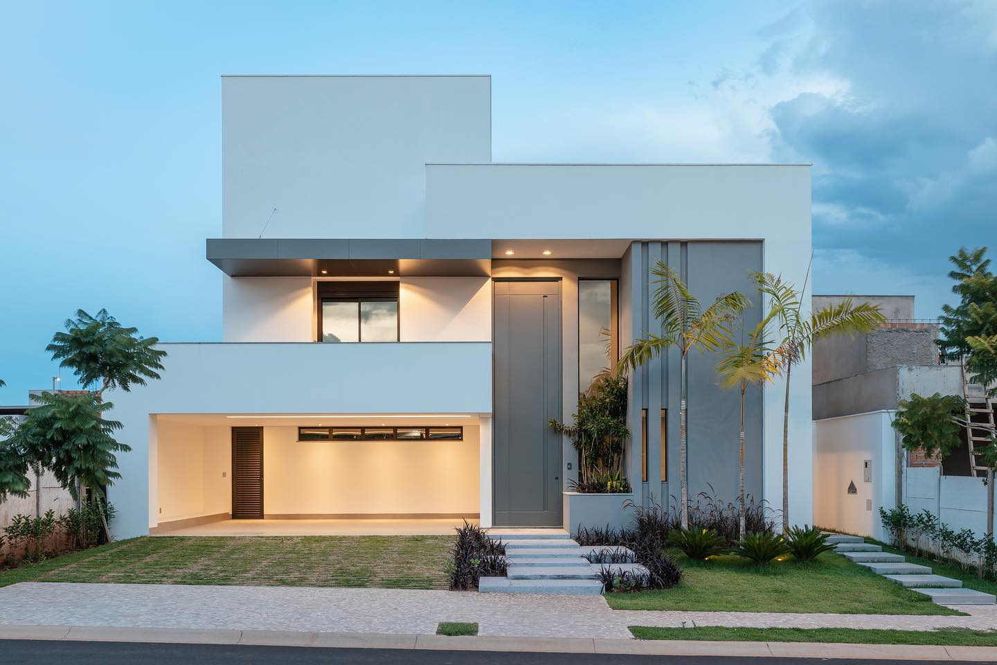 Fachadas brancas da cozinha moderna e espaçosa da casa de campo e