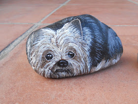 piedras pintadas a mano con perro Yorkshire