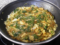 Acelgas mezcladas con sofrito de patatas, cebolla y ajo