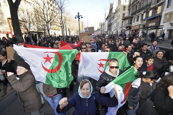 المعارضة اليمينة الفرنسية تسعى لإلغاء اتفاق 68 المتعلق بالمهاجرين الجزائريين