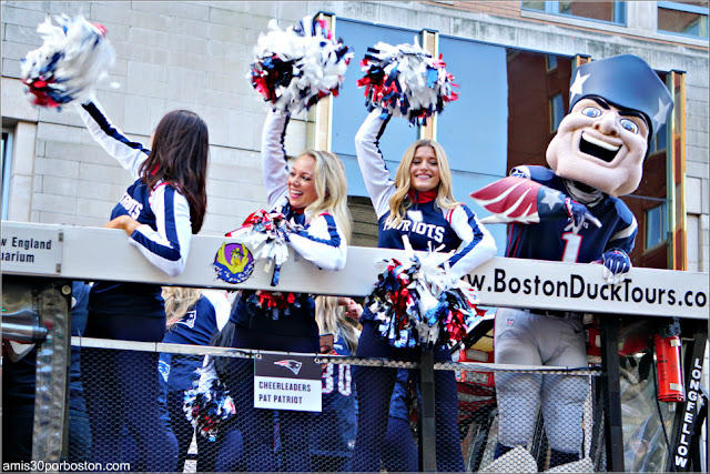 Animadoras y Pat Patriots en el Desfile de Celebración de la Super Bowl LIII