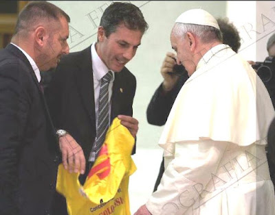 Roma. Vaticano "Sala Nervi". Benedizione della maglia di gioco ARGOS Soccer TEAM Papa Francesco con Gianluca Guerrisi e Fausto Zilli